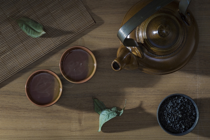 亚洲茶具和茶叶在木桌上_副本.jpg
